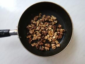 核桃用小煎锅，小火煸香。