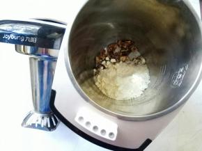 核桃掰碎些，与杏仁粉一同放入豆浆机中。