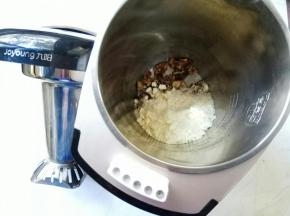 核桃掰碎些，与杏仁粉一同放入豆浆机中。