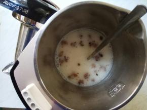 添入足量清水至最低水位线900ml处，用搅拌勺搅匀。