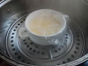 水开后放入蒸碗。蒸锅透个一指宽的小缝儿，大火蒸10分钟。