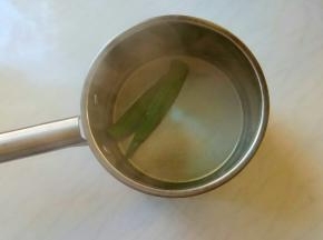 在蒸蛋的时候，焯烫一下秋葵。水里放点盐、几滴油。