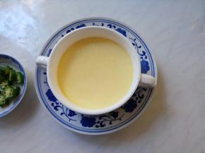 蛋液表面即将凝固时（这个分寸拿捏好吧，放早了秋葵沉底了撒。），取出蒸碗。