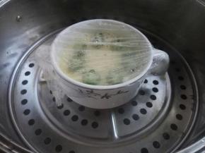 盖上保鲜膜，继续蒸至蛋液表面完全凝固，需要个2、3分钟，根据各家蒸碗的厚度得灵活观察。