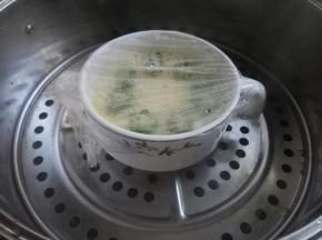 盖上保鲜膜，继续蒸至蛋液表面完全凝固，需要个2、3分钟，根据各家蒸碗的厚度得灵活观察。