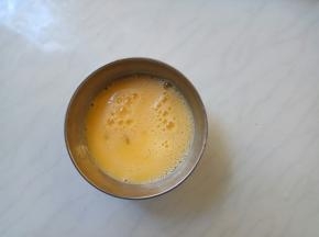 鸡蛋打散，沿一个方向轻轻搅拌蛋液和水。避免力度太大，泡沫就越多，蒸出来蜂窝就多。