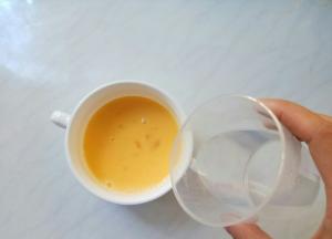 分次加入温水、料酒搅匀。有沫子了就用勺子轻轻撇出去。
