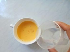 分次加入温水、料酒搅匀。有沫子了就用勺子轻轻撇出去。
