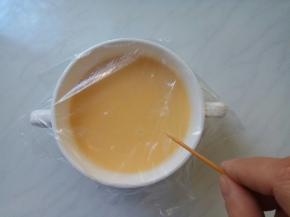 盖上 保鲜膜，上面扎几个小孔透气。