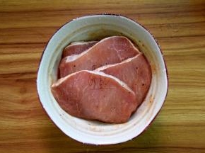 猪排两面用盐和胡椒粉撒上，加烧烤酱拌匀腌制一会