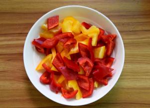 黄椒红椒切小片