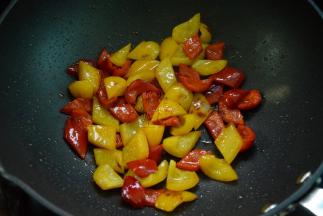 炒锅加橄榄油，把甜椒拌炒至变软
