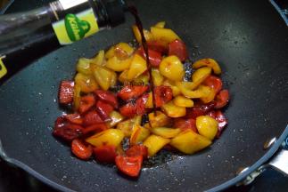 加入酱油再倒入香醋