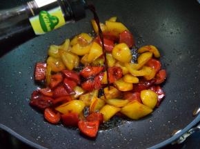 加入酱油再倒入香醋