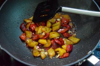 加入蒜炒出香味，调入适量盐