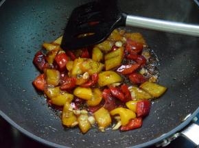 加入蒜炒出香味，调入适量盐