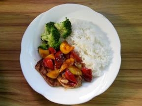 盘上装上米饭，摆上猪排和西兰花，淋上醋椒。