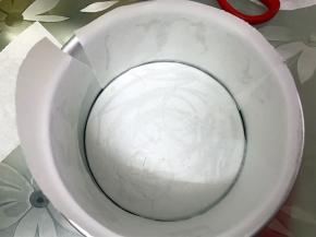六寸活底模抹少许黄油，模具底部和周围铺上油纸