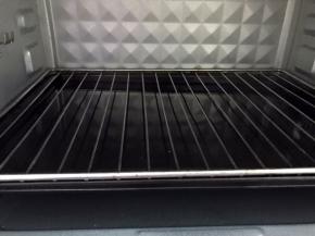 前面用到的热水倒入烤盘里，同一层再放上烤架
烤箱170度上下火预热