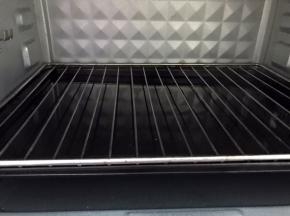 前面用到的热水倒入烤盘里，同一层再放上烤架
烤箱170度上下火预热