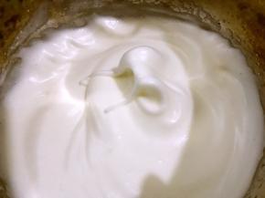 打发至能拉出软软却细腻的大弯钩即可
不可打发过度会很容易开裂哦