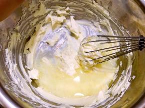 加入牛奶和黄油（我今天用了植物油）