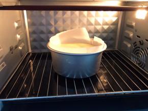 放入预热好的烤箱中层170度烤25分钟，上色好后转135度烤30分钟至熟透，再烤箱闷30分钟再出炉
这里我们用的隔水浴法