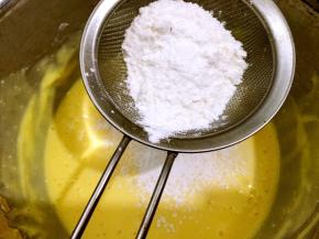 筛入低粉和玉米淀粉的混合