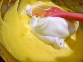 打好的蛋白分三次用翻拌的手法与蛋黄糊混合