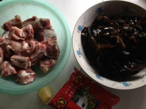 准备食材，将排骨剁成小段，黑木耳用凉水泡发