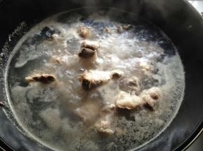 在锅中倒入适量水，煮开，放入排骨焯水，然后洗净排骨表面浮沫
