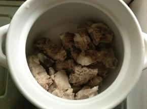 将排骨放入砂锅内