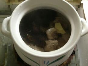 然后倒入适量清水，开火炖煮，先大火烧开，再转中小火慢炖