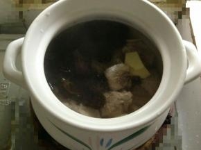 然后倒入适量清水，开火炖煮，先大火烧开，再转中小火慢炖