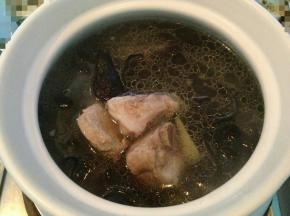 差不多40分钟左右，排骨汤就炖好了，可以开吃啦！