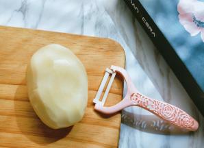 土豆洗干净，用削皮器削皮