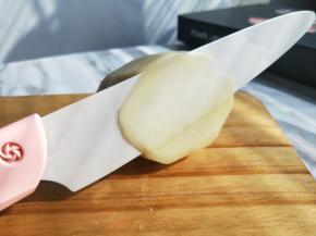 然后把削好皮的土豆切薄片