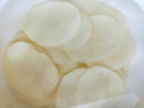 然后放入淡盐水中浸泡变软，以方便后面卷花