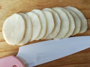 泡好的土豆片，如图排列好