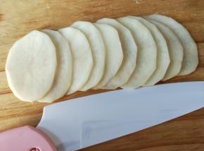 泡好的土豆片，如图排列好