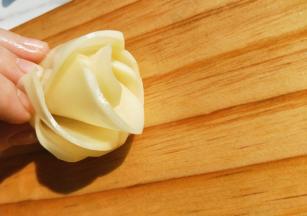 然后从下面一片开始卷，卷成玫瑰花型