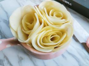 紧挨着放在一起放入可以烤的烤盘中，一定要紧挨着，不然会散掉，整理好花型，多余的土豆片儿，填入缝隙中