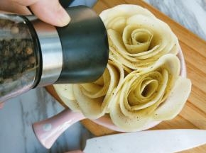 撒上橄榄油，和现磨黑胡椒