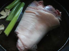 猪肘洗净，放入凉水锅里，水里加陈皮、大葱。