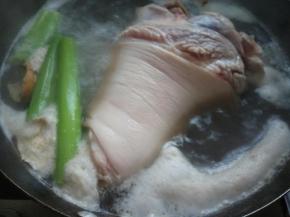 大火煮开，撇除浮末，再煮个5分钟。