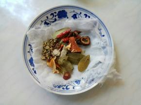 用一块干净的纱布，把调料放上去。