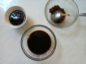 准备炖肉液体料。豆瓣酱、生老抽、腐乳汁、料酒。