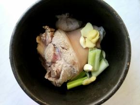 把焯好水的猪肘放入电压力锅内，放入葱段、姜片、大蒜、冰糖，料包。