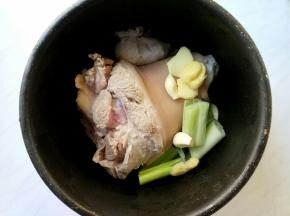 把焯好水的猪肘放入电压力锅内，放入葱段、姜片、大蒜、冰糖，料包。