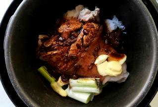 淋入炖肉的液体料汁。